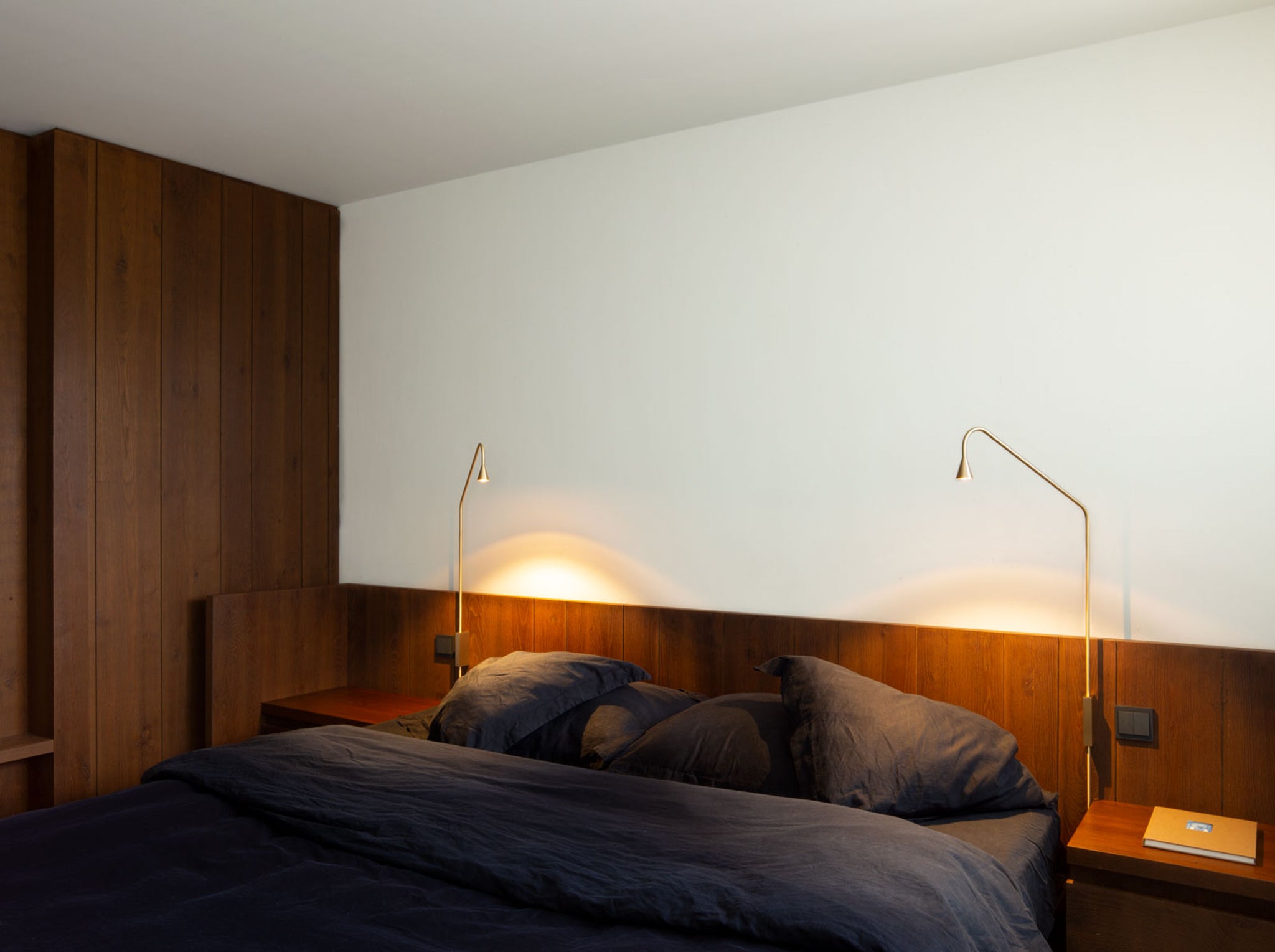 Austere Wall push plug
