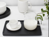 Tablett Passe-Partout von Serax mit Tasse und Milchkaraffe - Rausch Lichtkonzept & Rausch Konzept