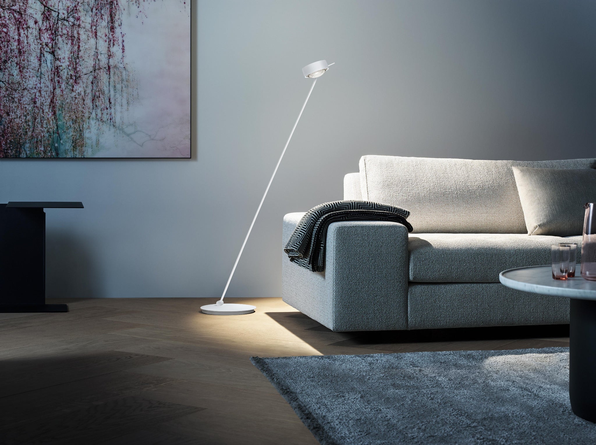 WOhnzimmer mit Stehleuchte Sento lettura von Occhio