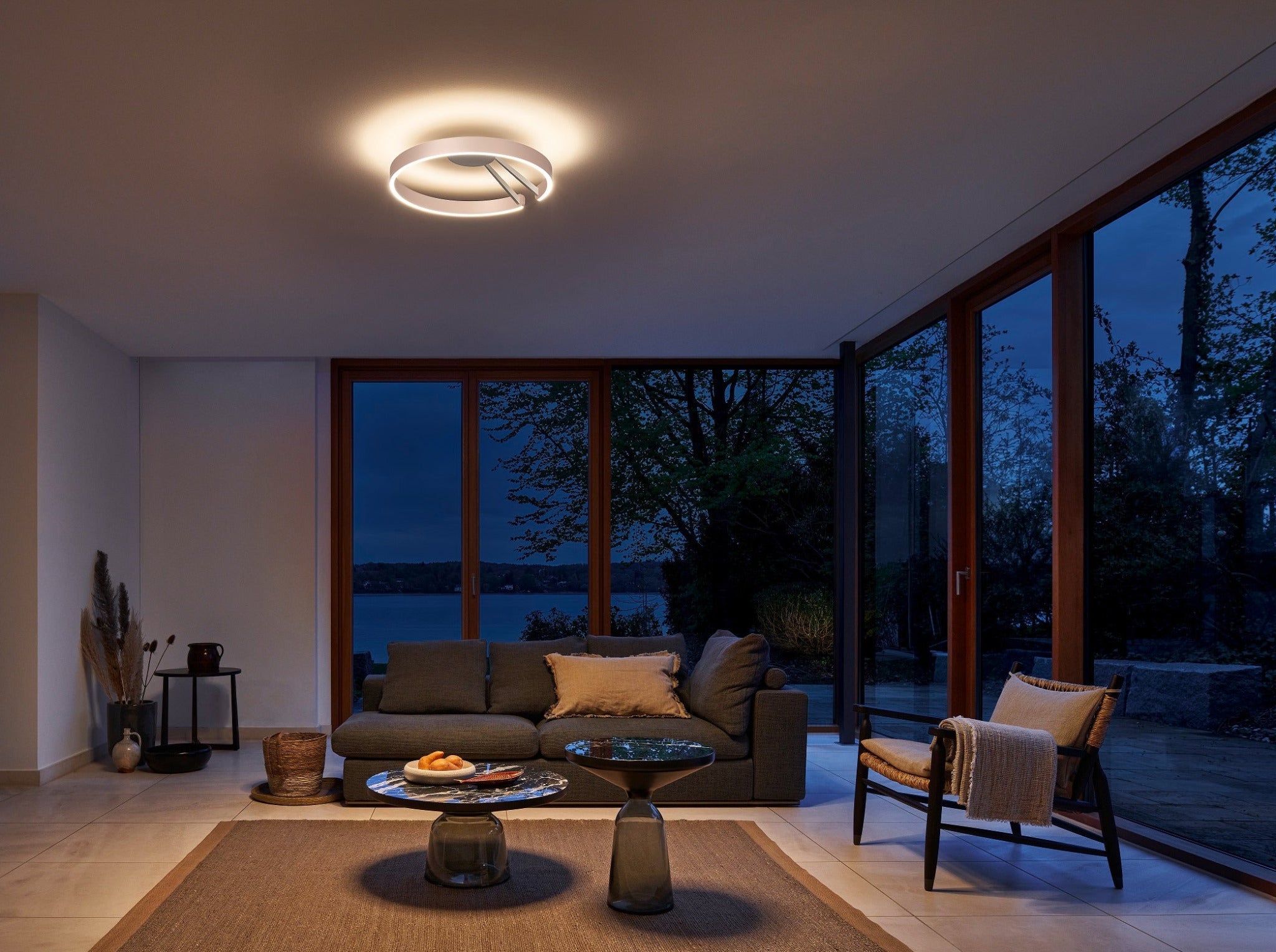 Wohnzimmer mit Möbeln von Walter Knoll, dazu Deckenleuchte Mito aura 60 in gold matt von Occhio