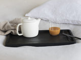 Tablett Passe-Partout von Serax auf Bett mit Teekanne und Glas - Rausch Lichtkonzept & Rausch Konzept