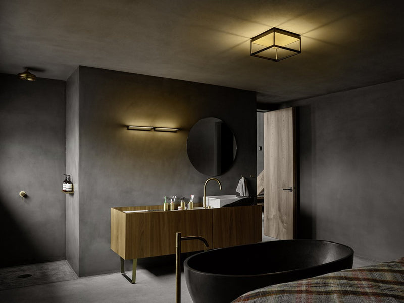Modernes Badezimmer im Betonoptik mit Wandleuchte Crib und Deckenleuchte Reflex von Serien 
