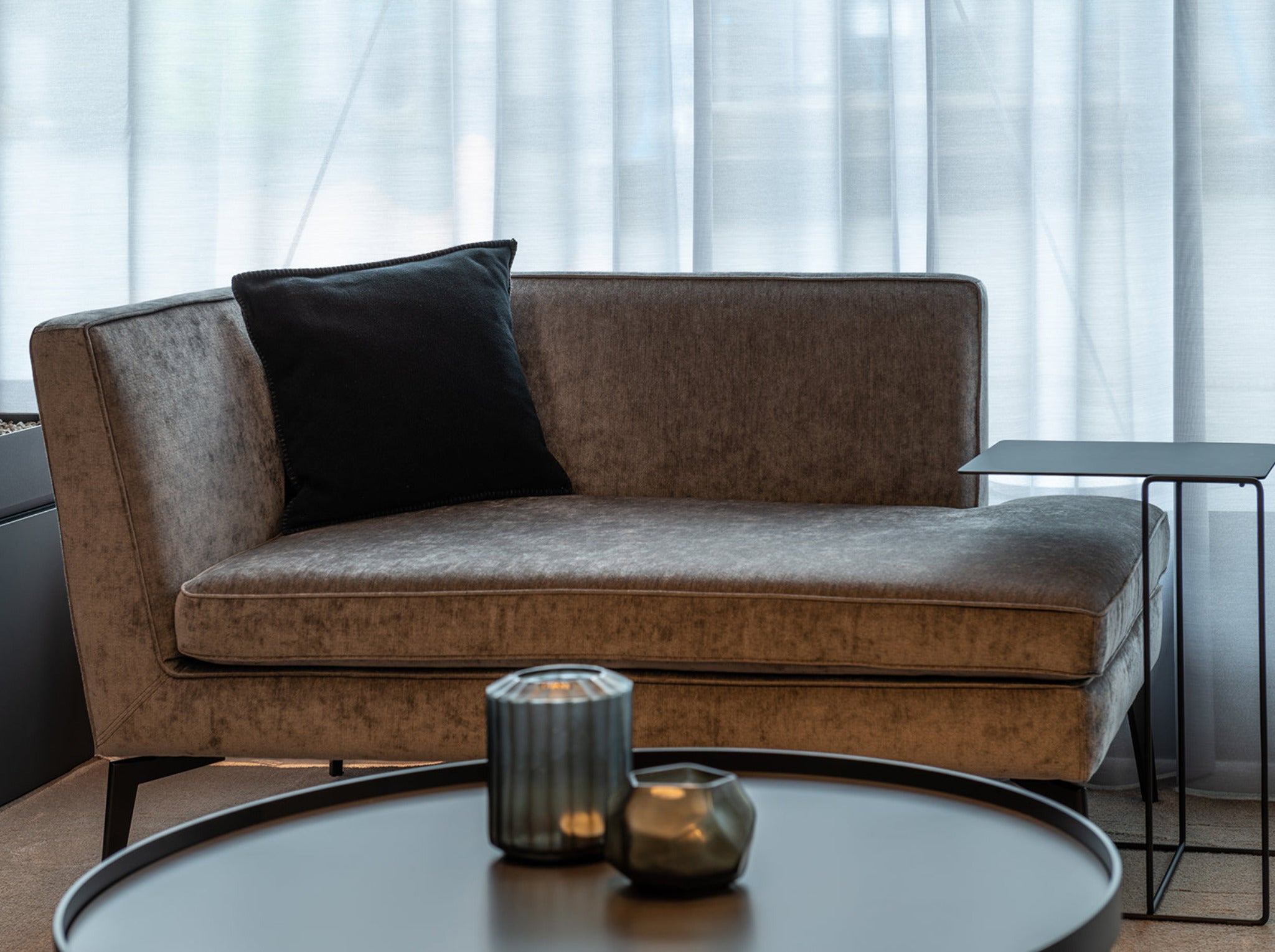 Sitzecke mit Recammiere Kay von Christine Kröncke aus Samt, dazu Couchtisch Cross  und Beistelltisch Oki von Walter Knoll. Dekoration von Guaxs.