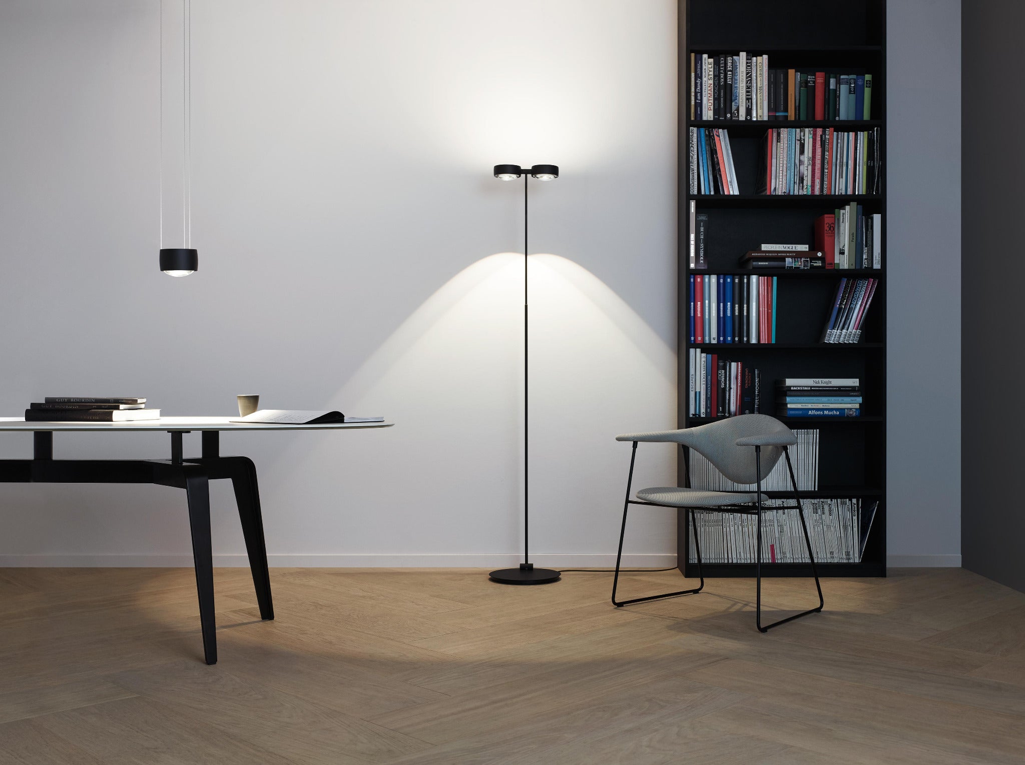 Esszimmer mit Stehleuchte Sento terra von Occhio und Sento sospeso von Occhio