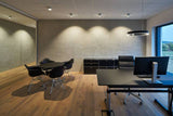 Büro mit Piu alto v in weiß matt, Mito sospeso in schwarz matt, Möbel von Vitra und USM Haller.