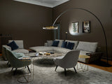 Wohnzimmer mit Occhio Mito largo in bronze, Io lettura in bronze und Mito raggio in schwarz matt. Möbel von Walter Knoll.