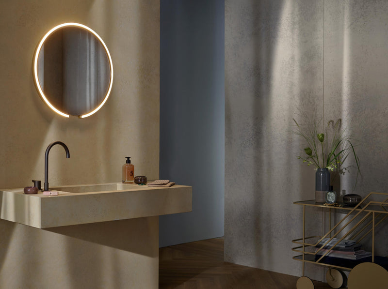 Badezimmer mit Waschtisch in Betonoptik und Spiegel Mito sfera von Occhio