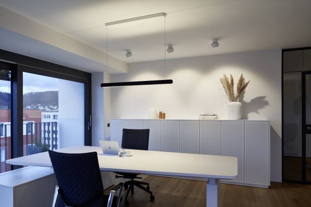 Büro mit Piu alto v in weiß matt und Mito volo in schwarz matt.